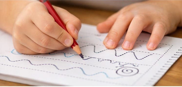 Индивидуальные занятия: взрослый помогает ребёнку работать в тетради