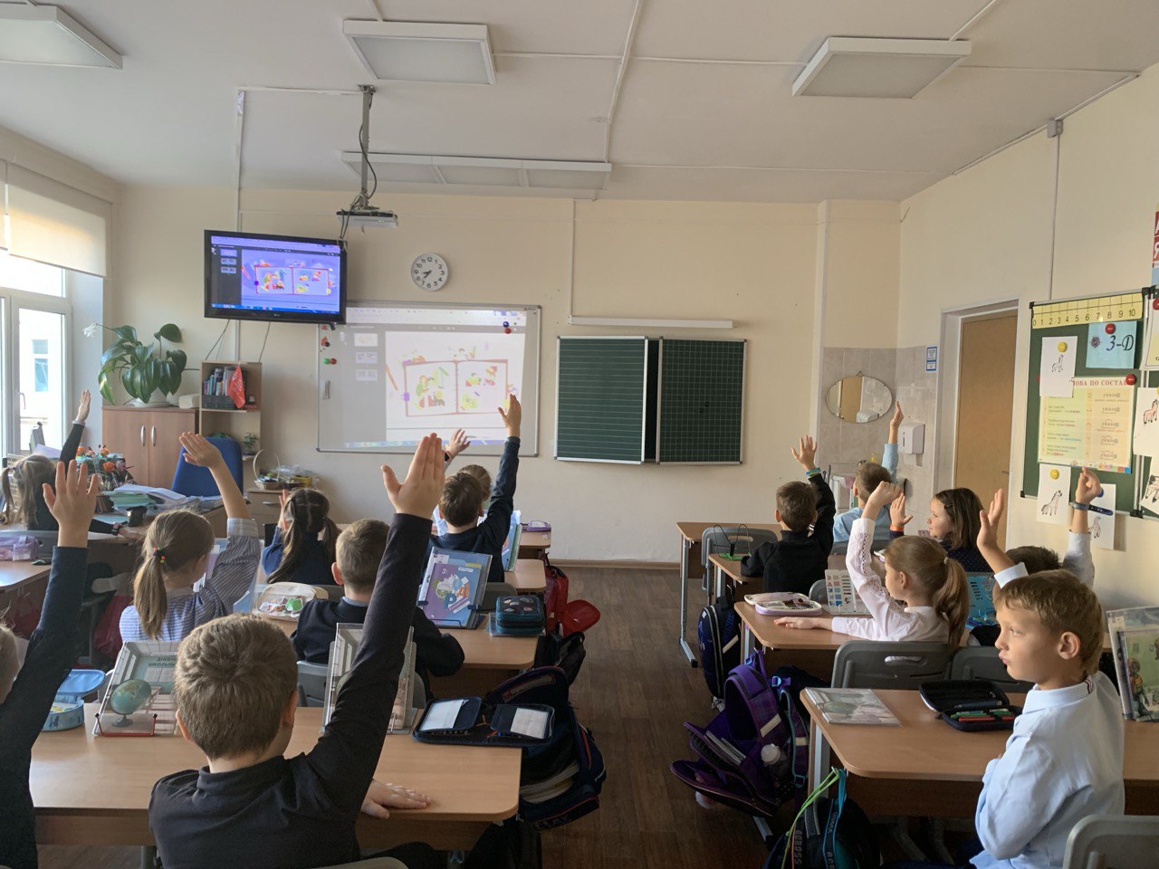 Индивидуальные занятия с репетитором начальных классов — ученики активно работают на уроке